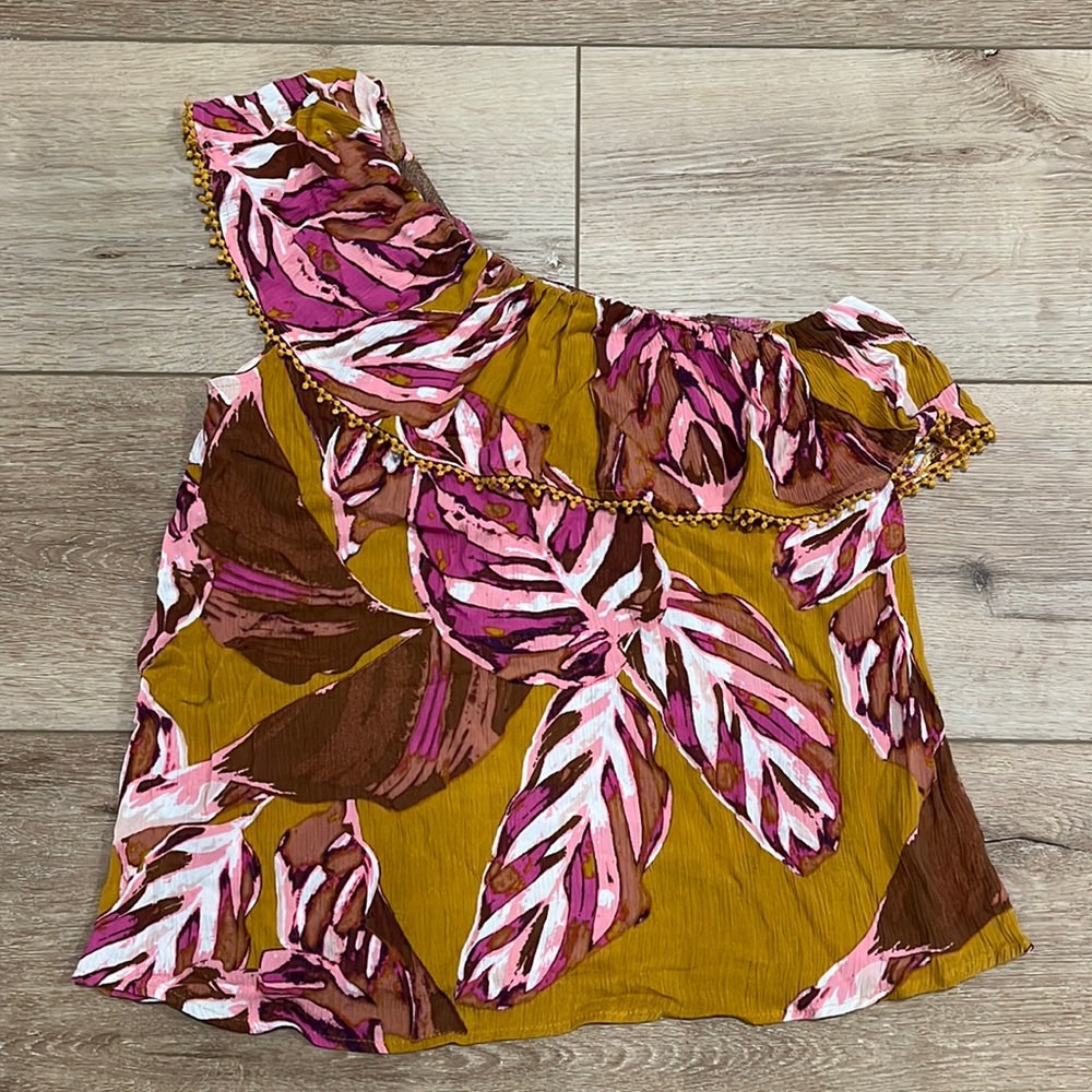 🌸Vacation Top! Women’s one sleeve floral flowy Mossimo Blouse - Size S